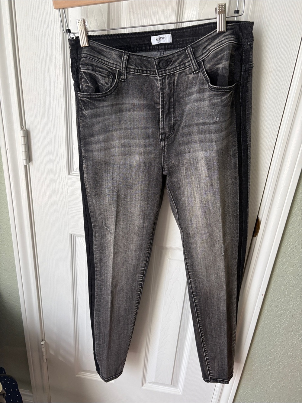 Kensie High-Rise Faded Black Jeans with side stripe size 8/29